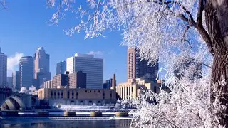 明尼苏达森林狼迎NBA季后赛关键赛；转会期调整名单；质疑声仍在；纪律约束更严格