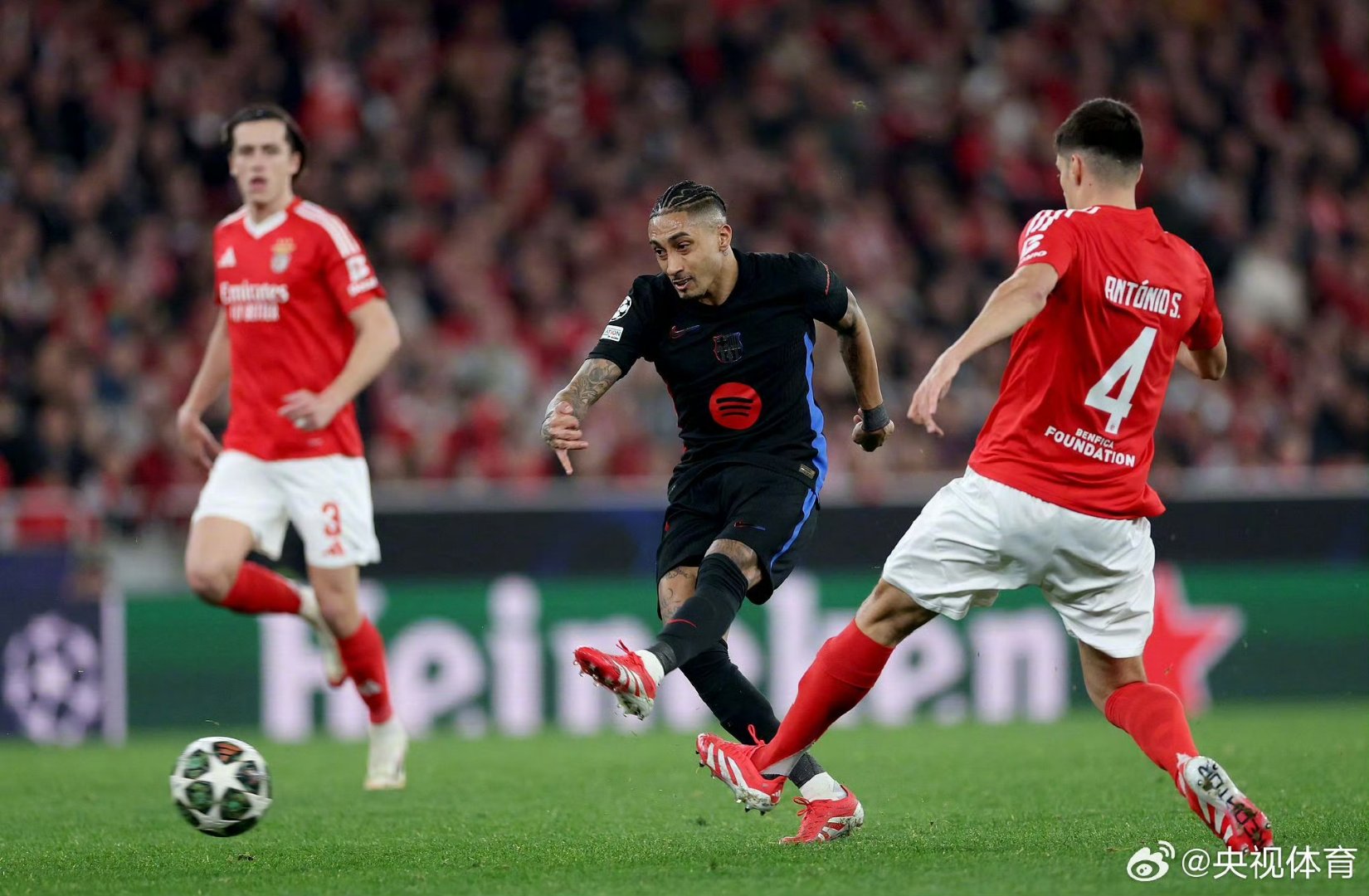 巴塞罗那训练开放日，关键时刻单刀错失引欢呼，法甲在即，球队文化再被提及