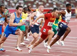 姚明参观cba新赛季球员装备间