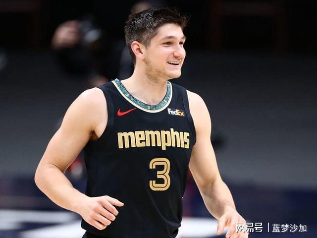 乐鱼体育 官方平台-里程碑夜！孟菲斯灰熊调整名单，欧联赛后刷纪录，引发热议，更衣室氛围转暖